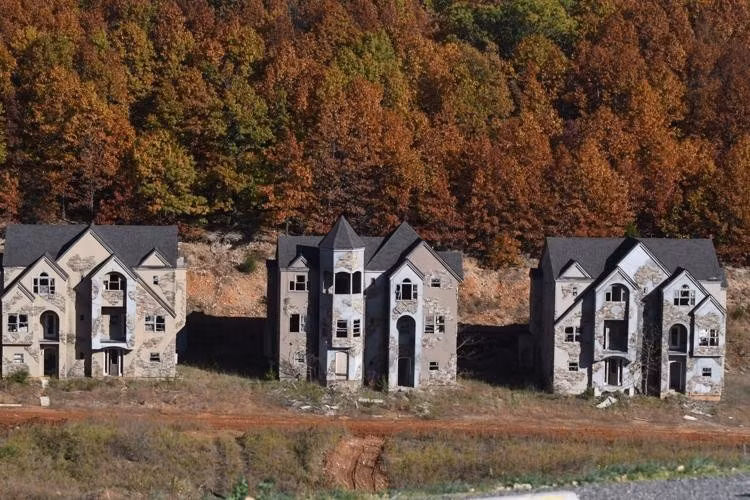 Nơi từng được quy hoạch là một cộng đồng thịnh vượng và xa hoa giờ đây giống như một thị trấn ma ám ảnh. Ảnh: Abandonedmo