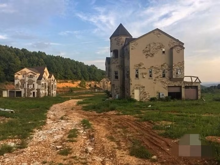 Những con đường chưa kịp hoàn thiện, chỉ gồm đất và sỏi. Ảnh: Myfamilytravels