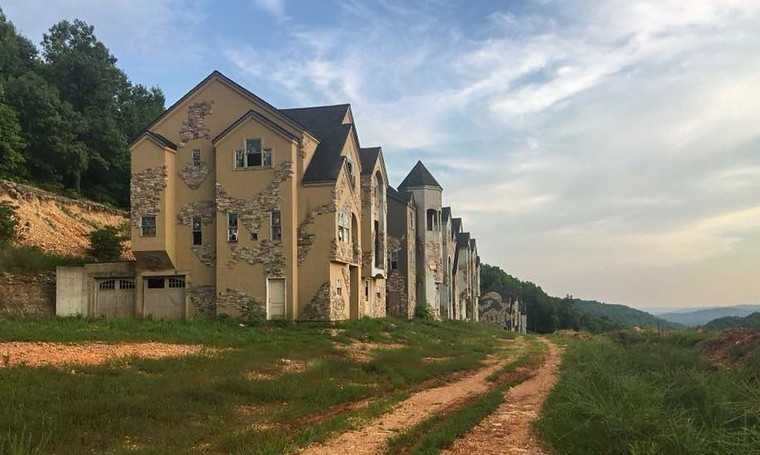 View - Bên trong khu nghỉ dưỡng hơn 42.000 tỷ đồng bị bỏ hoang cả thập kỷ | Báo Tri thức và Cuộc sống - TIN TỨC PHỔ BIẾN KIẾN THỨC 24H