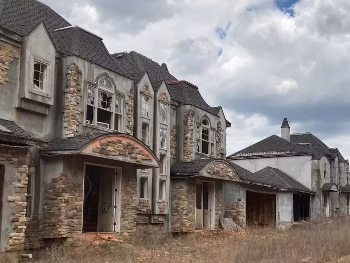 Những ngôi nhà xám xịt và im ắng. Ảnh: Abandonedmo