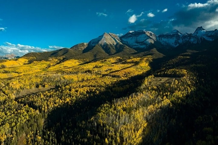 Dẫn đầu danh sách là Little Lake Lodge Aspen (Colorado, Mỹ) 300 triệu USD – khu điền trang núi rộng khoảng 74 mẫu Anh nằm gần trung tâm Aspen nhưng vẫn đảm bảo sự riêng tư tuyệt đối. Bao quanh bởi dãy Rocky hùng vĩ, bất động sản sở hữu hồ nước riêng, đường mòn tự nhiên, sông Roaring Fork cùng hồ bơi vô cực nhìn ra thiên nhiên. Ảnh: Getty Image