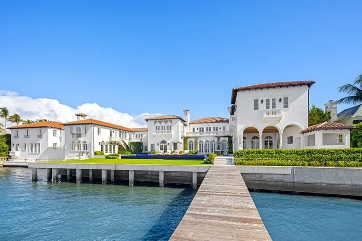 Dinh thự Casa del Ensuenos, Palm Beach (Florida, Mỹ) 175 triệu USD có lịch sử từ thập niên 1920 nhưng đã được tái thiết theo phong cách đương đại. Tọa lạc trên khu đất ven nước rộng 1,5 mẫu Anh, bất động sản gồm 15 phòng ngủ, bến du thuyền riêng, hồ bơi vô cực, sân tennis và nhà hát biểu diễn nghệ thuật. Ảnh: Daniel Petroni Photography