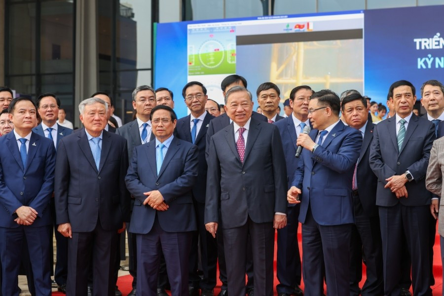 Tổng Bí thư Tô Lâm, Thủ tướng Phạm Minh Chính và các đồng chí lãnh đạo Đảng, Nhà nước tham quan triển lãm thành tựu khoa học công nghệ của Tập đoàn Công nghiệp-Năng lượng quốc gia Việt Nam.