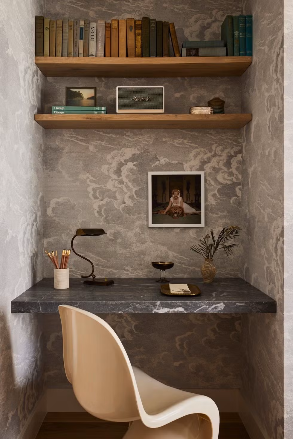 Từ góc trống trong nhà, có thể thiết kế thành một không gian làm việc tiện dụng. Ảnh: Housebeautiful