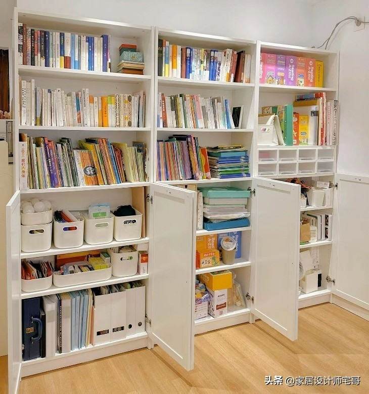 Tủ sách lớn chứa đầy sách, đồ thủ công và văn phòng phẩm. Ảnh: Sohu