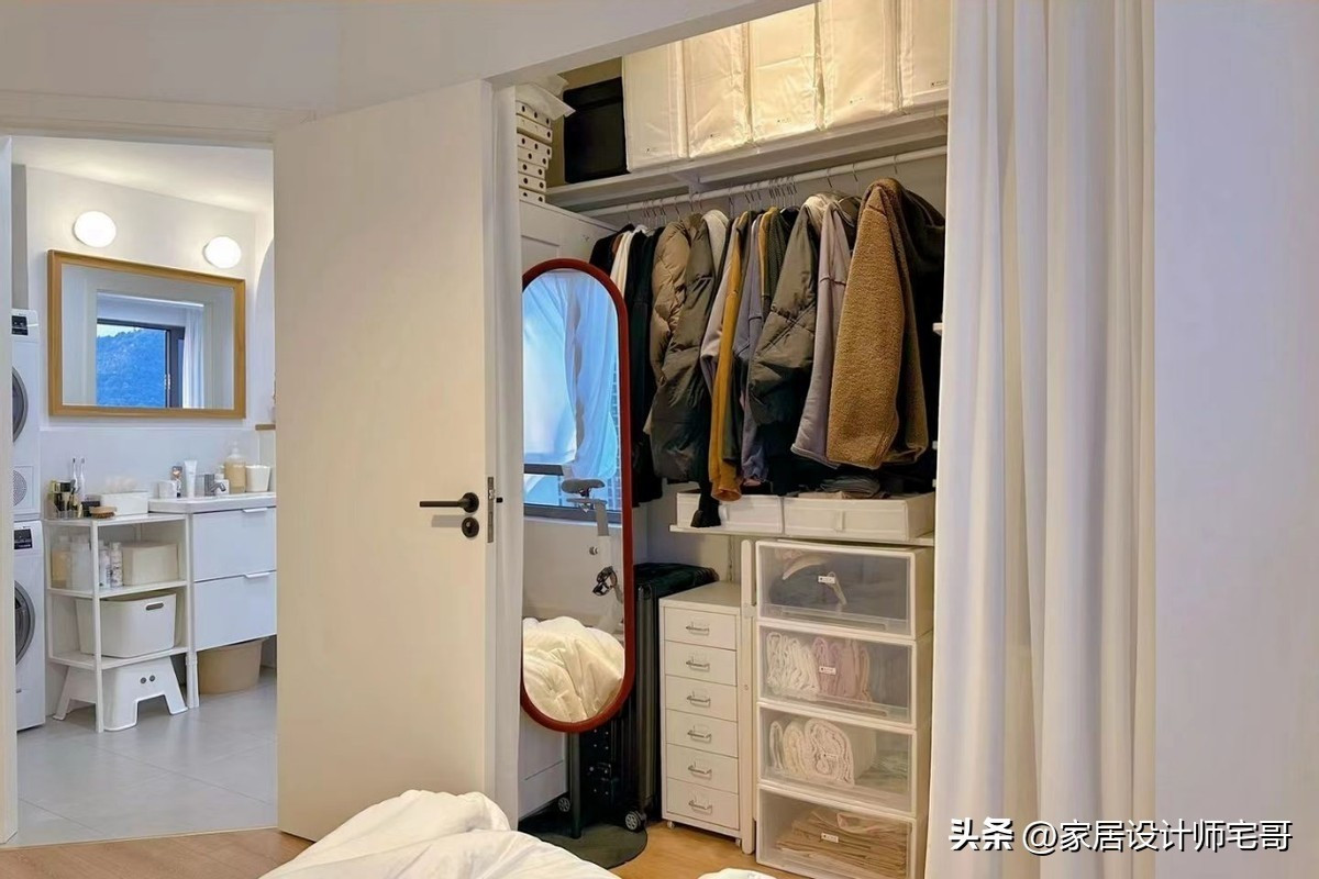 Tủ quần áo âm tường gọn, giấu gương bên trong, chứa hết đồ cho cả bốn mùa. Ảnh: Sohu