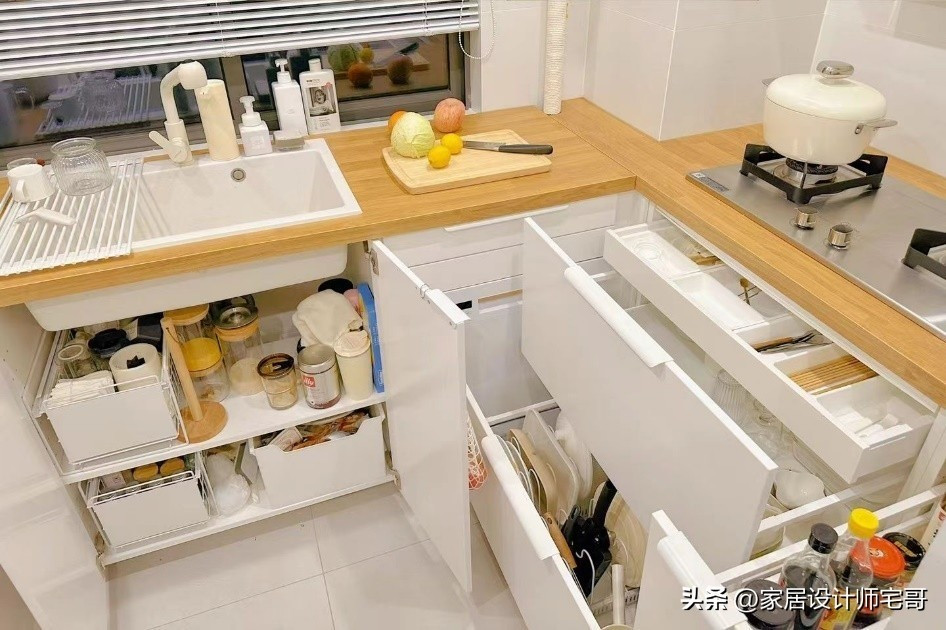 Tủ bếp nhiều ngăn, phân chia theo kích thước đồ. Ảnh: Sohu