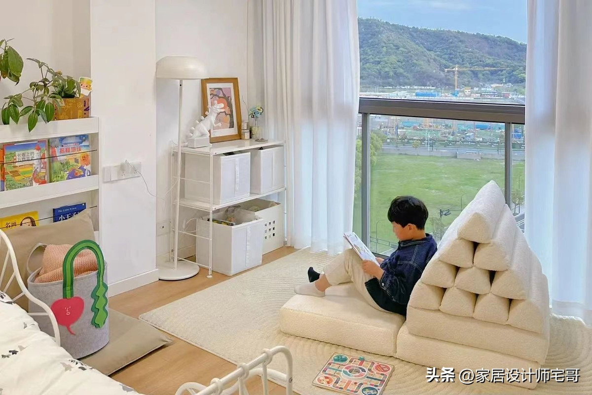 Phòng ngủ của con trai ngập ánh sáng nhờ cửa sổ sát sàn, nhìn thẳng ra sân trường. Ảnh: Sohu