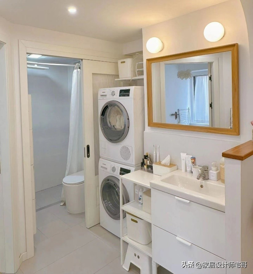 Hốc tường giữa bồn rửa và cửa được tận dụng để lắp máy giặt và máy sấy xếp chồng. Ảnh: Sohu
