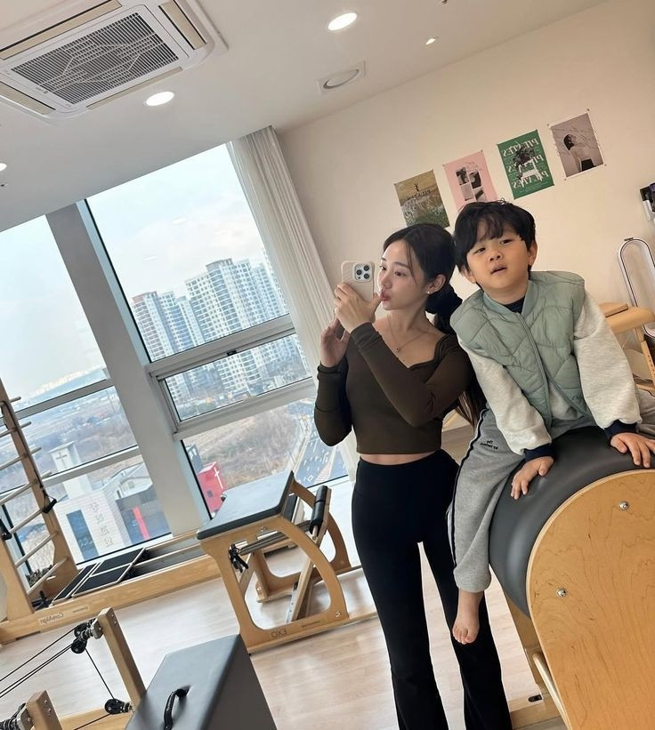 Một bà mẹ đơn thân (33 tuổi) tại (Hàng Châu, Trung Quốc) quyết định mua một căn hộ nhỏ gần trường tiểu học để con tiện đi học. Căn hộ cũ rộng 43m2, chỉ có 1 phòng ngủ. Ảnh: Sohu