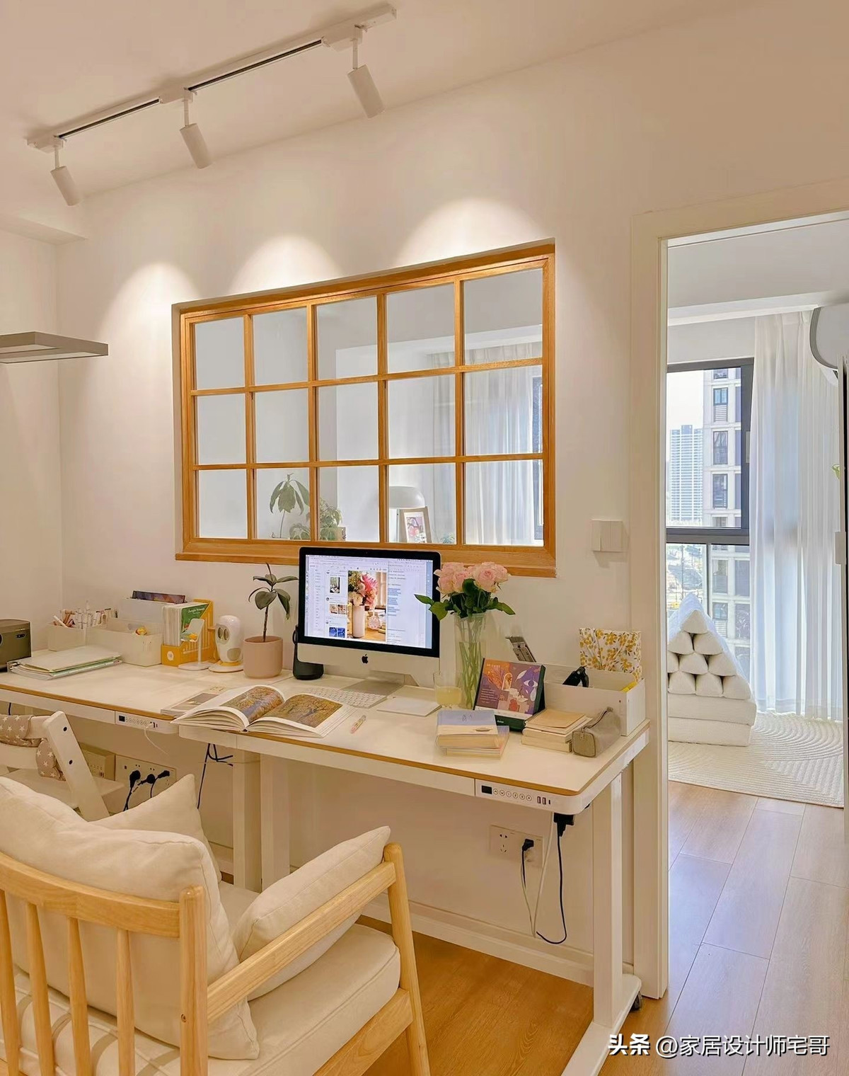 Phòng khách đa năng, vừa là góc học tập, vừa góc đọc sách, vừa phòng chiếu phim. Ảnh: Sohu