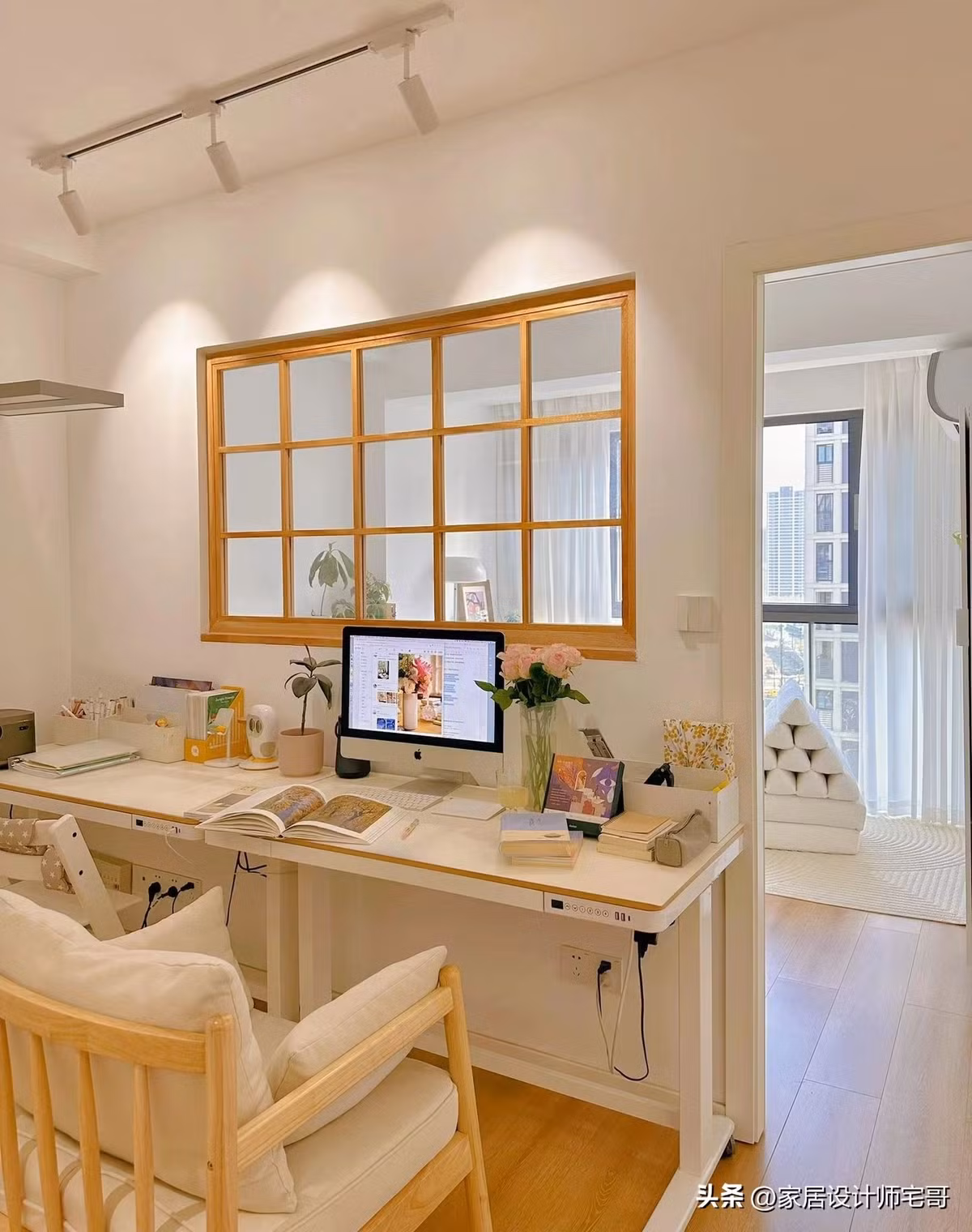 Phòng khách đa năng, vừa là góc học tập, vừa góc đọc sách, vừa phòng chiếu phim. Ảnh: Sohu