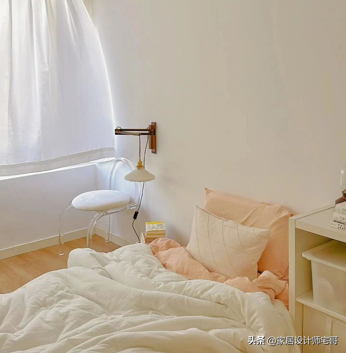 Phòng ngủ của mẹ chỉ có giường, bàn trang điểm và một góc đọc. Ảnh: Sohu