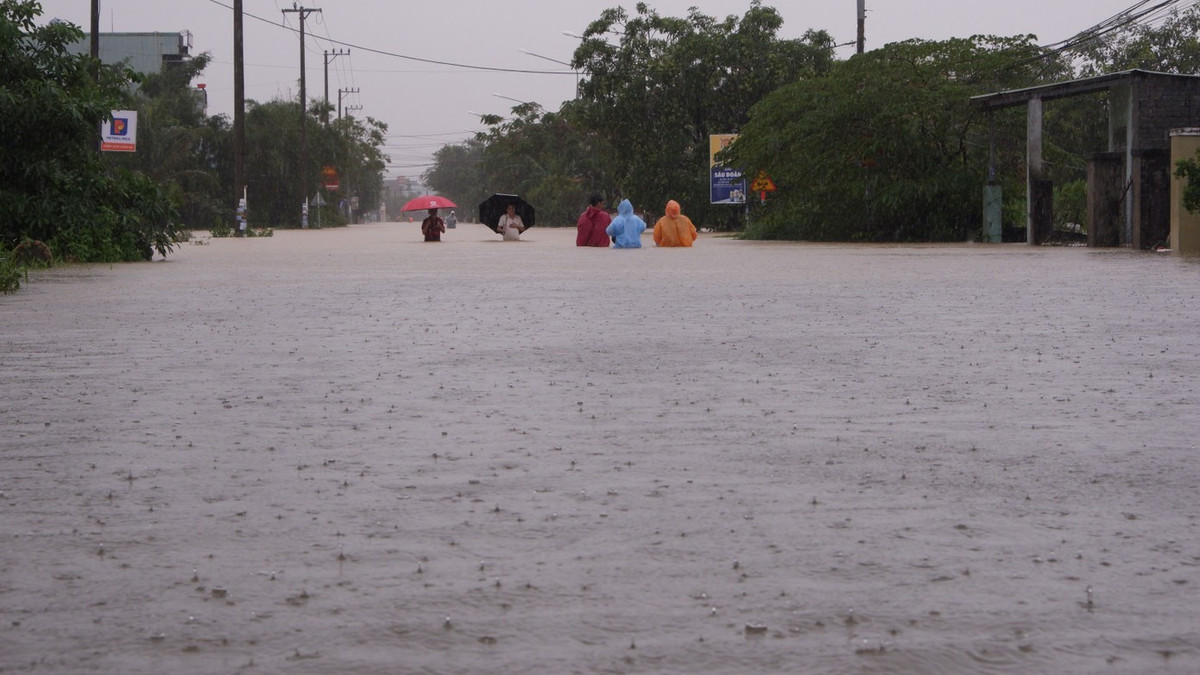 Miền Trung tiếp tục hứng chịu một đợt mưa rất lớn trên diện rộng.