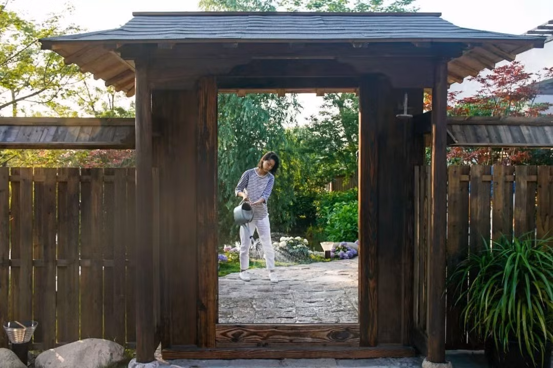 Bao quanh ngôi nhà là hàng rào gỗ cùng con đường đá dẫn vào nhà. Ảnh: Sohu