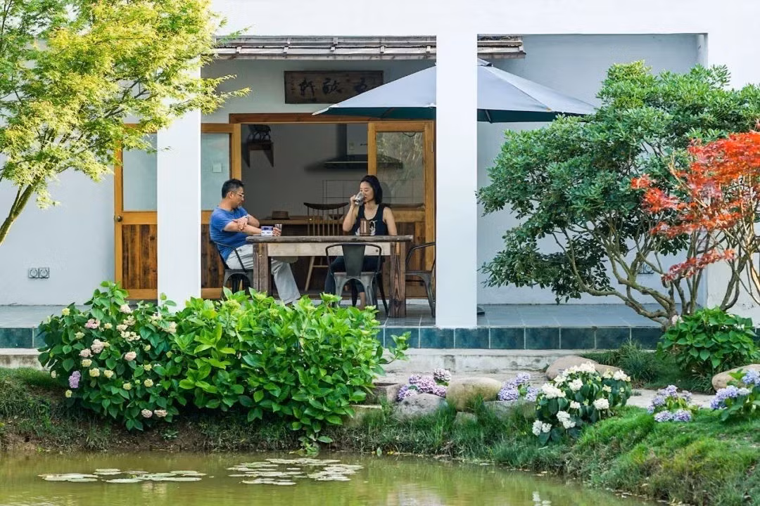 Sau vài năm, cặp vợ chồng trẻ này đã biến mảnh đất bỏ hoang trở thành một ngôi nhà vườn vô cùng xinh đẹp. Ảnh: Sohu