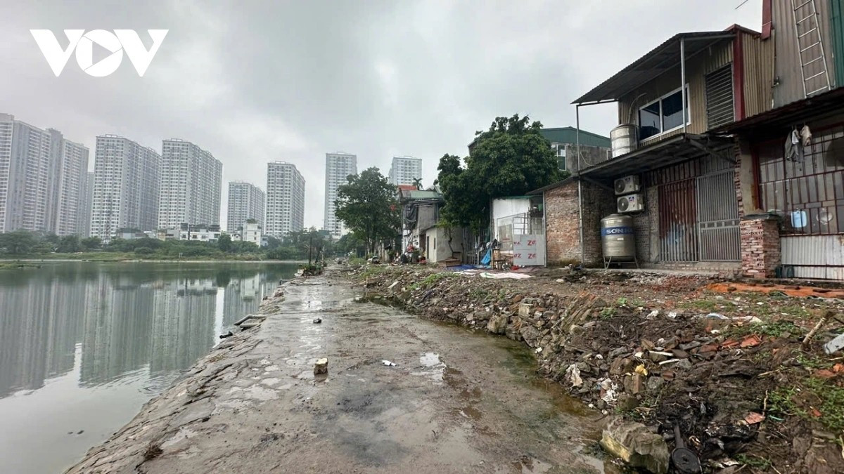 Ghi nhận của phóng viên, sau giải tỏa rác thải xây dựng và vật liệu bỏ đi vẫn còn tồn đọng chưa được thu gom hết.