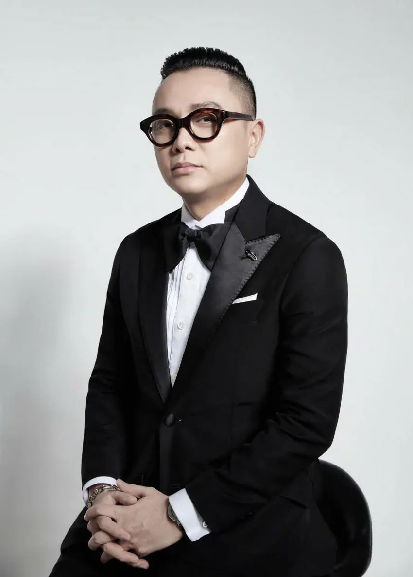 Không chỉ sở hữu danh tiếng vững chắc trong giới thời trang, Công Trí còn được xem là một trong những nhà thiết kế có khả năng kiếm tiền ấn tượng nhất tại Việt Nam. Ảnh: Fanpage CONG TRI