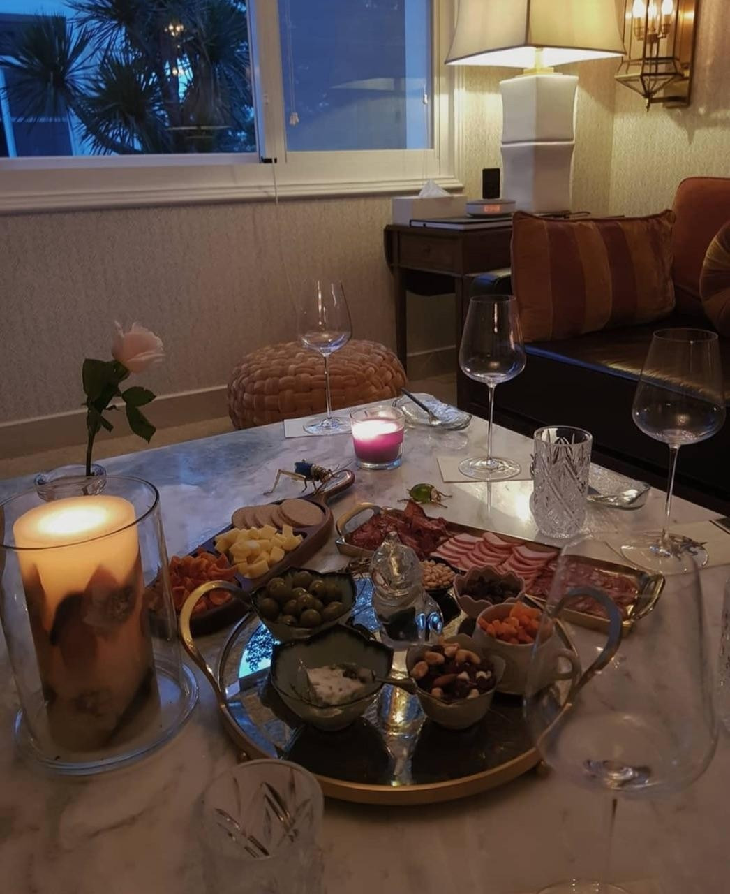 Căn hộ của NTK Công Trí nằm ở khu vực có giá cực đắt đỏ tại trung tâm TP HCM. Bên trong nhà được trang trí theo phong cách bán cổ điển, nội thất sang trọng. Ảnh: FBNV