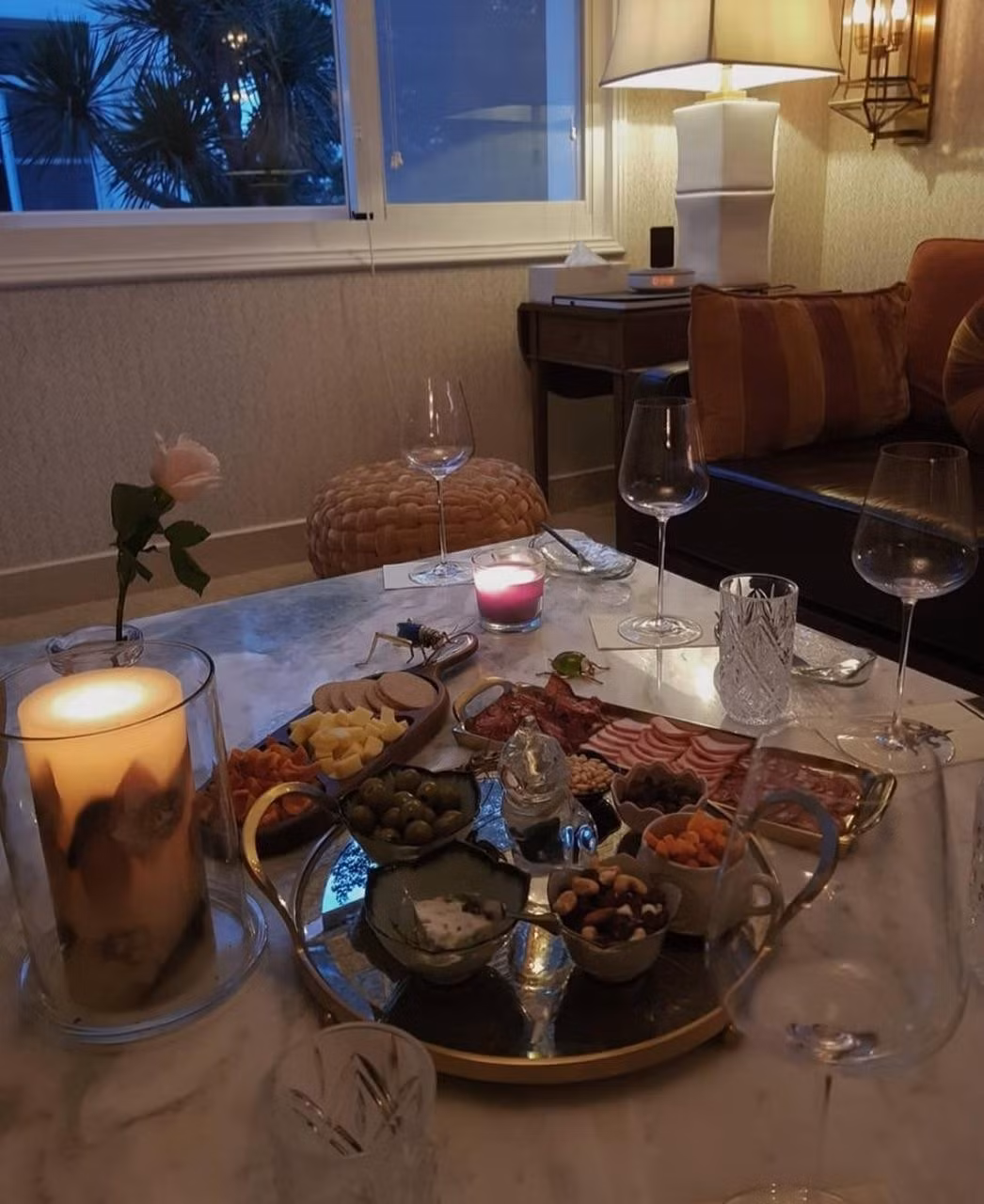 Căn hộ của NTK Công Trí nằm ở khu vực có giá cực đắt đỏ tại trung tâm TP HCM. Bên trong nhà được trang trí theo phong cách bán cổ điển, nội thất sang trọng. Ảnh: FBNV