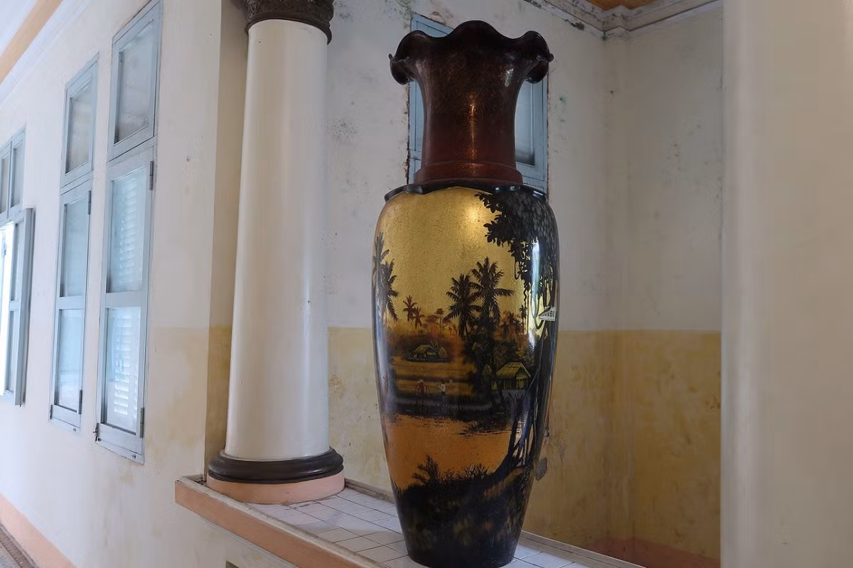 Một trong những chiếc bình cổ trong nhà công tử Bạc Liêu. Ảnh: Nucuoimekong >>> Mời độc giả xem video: Nhà 25m2 - cơ hội cho nhiều người. Nguồn: VTV24