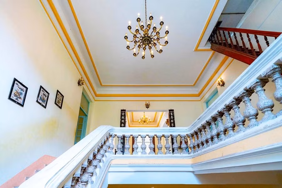 Nhà gồm 2 tầng và một sân thượng. Tầng 1 được chia thành 2 phòng ngủ, 2 đại sảnh khá rộng và khu vực cầu thang dẫn lên lầu trên. Ảnh: Nucuoimekong