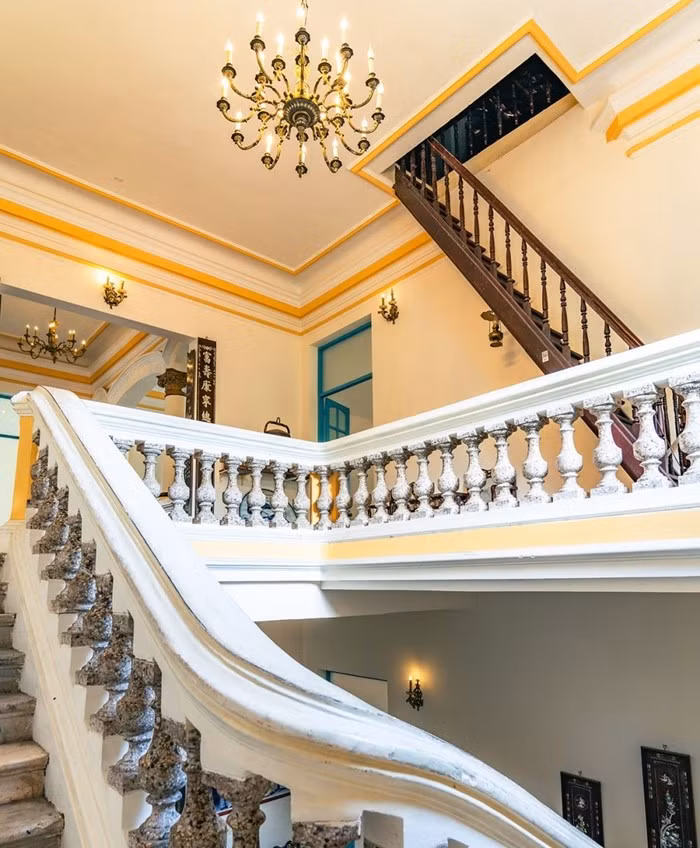 Cầu thang lên tầng 2 bằng đá cẩm thạch, chia làm 3 đoạn, mỗi đoạn gồm 9 bậc tượng trưng cho sự trường tồn, vĩnh cửu. Ảnh: Báo Cà Mau