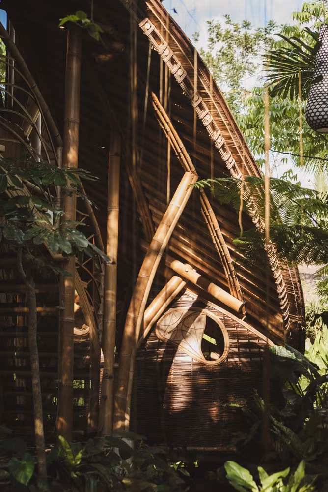 Ngay cả những chi tiết thiết thực nhất cũng được thiết kế như những trải nghiệm độc đáo, khám phá tre với muôn hình vạn trạng. Ảnh: Archdaily