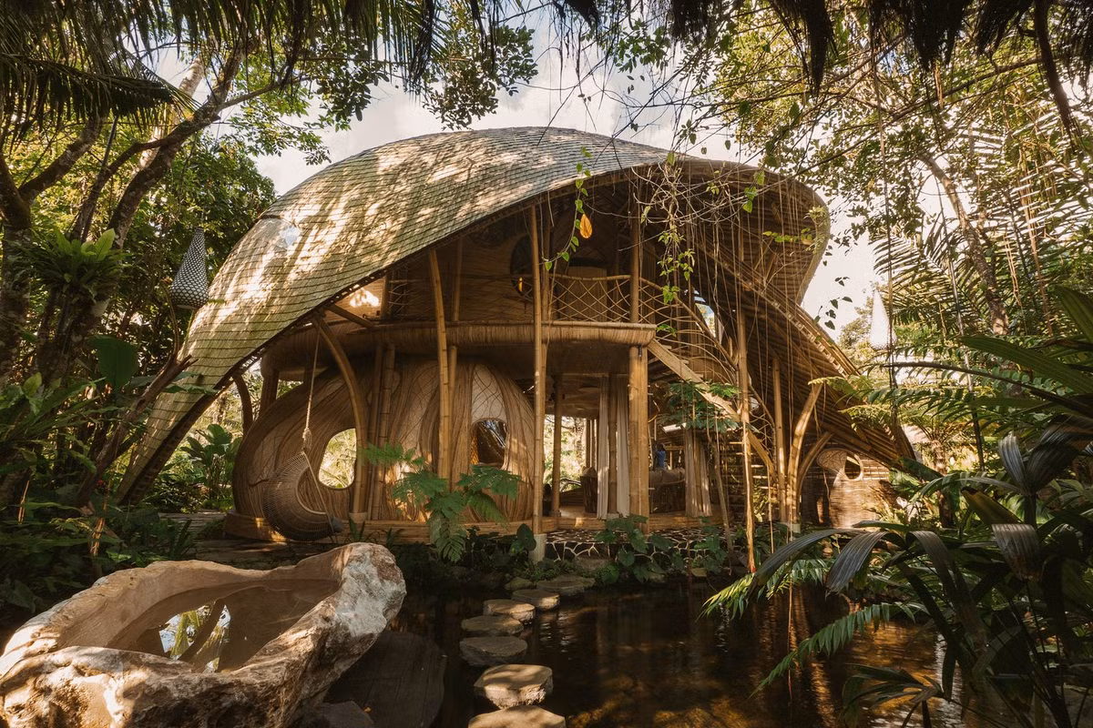 Nằm nép mình bên dòng sông, giữa những ngọn núi ở Đông Bali (Indonesia) và được bao quanh bởi thảm thực vật nhiệt đới rậm rạp, căn biệt thự hướng tới mô hình nghỉ dưỡng sinh thái tích hợp. Ảnh: Archdaily