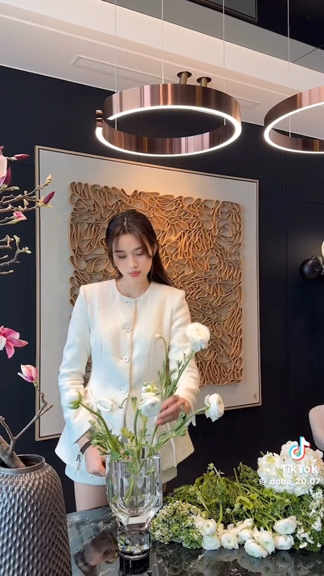 Đỗ Thị Hà thường xuyên trang trí cho tổ ấm bằng hoa tươi. Mỗi bình hoa là sự ngẫu hứng khác nhau. Ảnh chụp màn hình >>> Mời độc giả xem video: Nhà 25m2 - cơ hội cho nhiều người. Nguồn VTV24