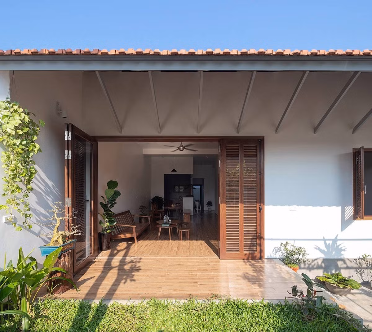 Do chi phí hạn chế, kiến trúc sư đưa ra giải pháp thiết kế không gian tương đối đơn giản, thông thoáng, dễ thi công. Ảnh: Triệu Chiến