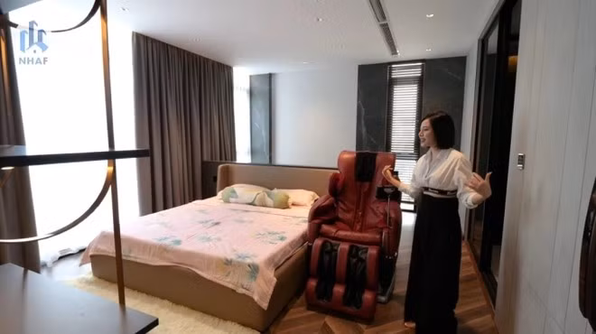 Từ tầng 2 trở lên là không gian riêng tư của chủ nhà. Các phòng ngủ đều được thiết kế theo phong cách tối giản. Ảnh chụp màn hình NhaF