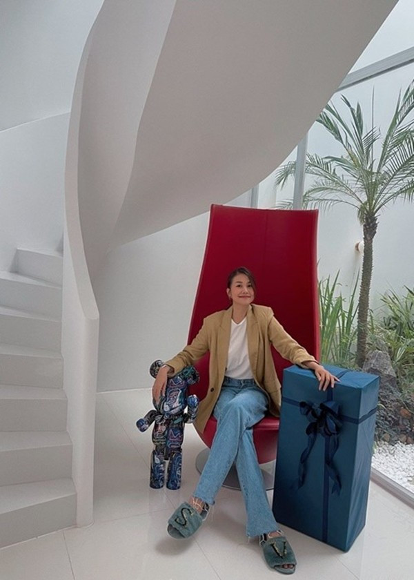 Chân cầu thang là một trong những điểm check-in lý tưởng của siêu mẫu 8X. Ảnh: FBNV
