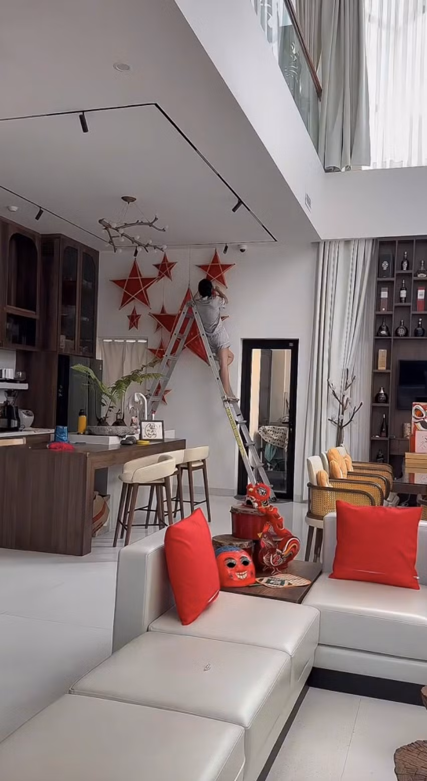 Thông thường trong nhà, Vân Trang bài trí để mỗi người có không gian riêng. Nhưng dịp Tết Trung thu, Vân Trang thay đổi không gian để các con có chỗ vui chơi, tạo không khí đầm ấm. Ảnh: chụp màn hình