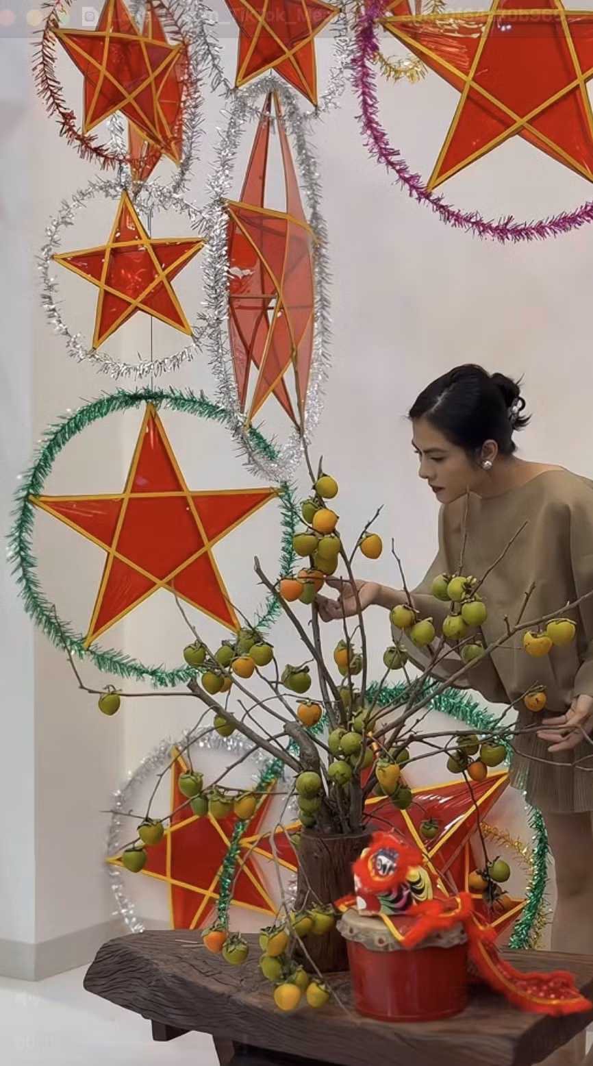 Mới đây, diễn viên Vân Trang chia sẻ đoạn video khoe căn biệt thự 1.000m2 ở phường Tân Phong (TP HCM) ngập đèn ông sao, đèn lồng, hoa lá,... để đón Trung thu. Ảnh chụp màn hình