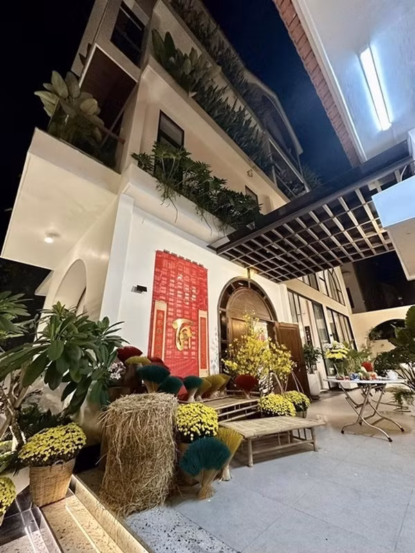 Biệt thự của Vân Trang có gam màu trắng chủ đạo, thiết kế theo phong cách nghỉ dưỡng. Xung quanh nhà và sân thượng phủ đầy cây xanh. Ảnh: FBNV