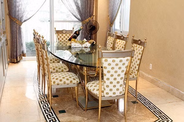 Một bộ bàn ăn cổ điển tạo không gian thanh lịch, êm dịu. Ảnh: Internet