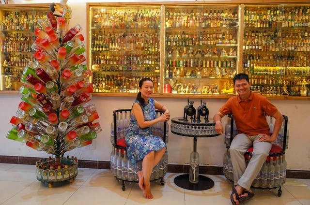 Sau nhiều năm sưu tầm, anh Đinh Nguyên Bình (TP HCM) sở hữu căn nhà vô cùng đặc biệt với nội thất đều được làm từ chai thủy tinh. Ảnh: Độc lạ Bình Dương