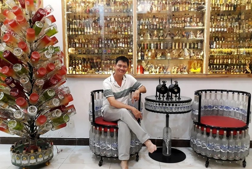 Các món đồ từ chai lọ chiếm gần 70% nội thất trong nhà. Ảnh: Độc Lạ Bình Dương