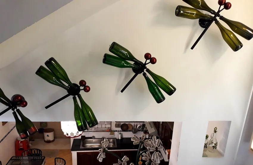 Các chai thủy tinh, ống thép được chế tạo thành con chuồn chuồn, cây thông noel, cành hoa, và nhiều con vật khác để trang trí. Ảnh: Znews