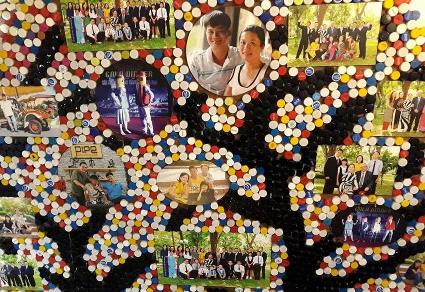 Hơn 4.000 nắp chai nhựa được ghép thành một "cây gia đình", bên trên là ảnh của nhiều thế hệ trong nhà. Ảnh: Znews