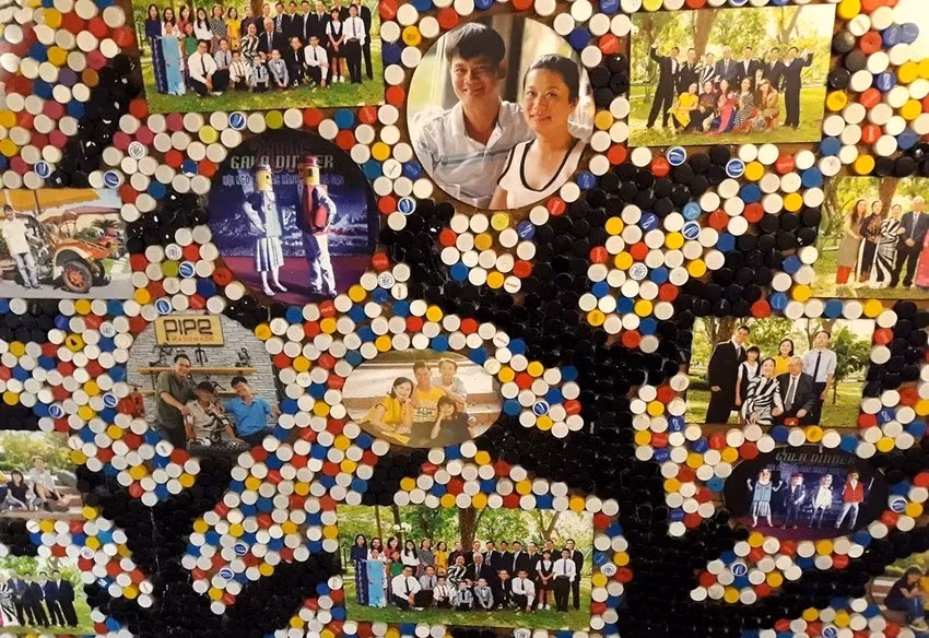 Hơn 4.000 nắp chai nhựa được ghép thành một "cây gia đình", bên trên là ảnh của nhiều thế hệ trong nhà. Ảnh: Znews