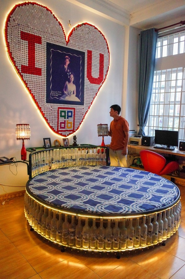 Chiếc giường được chế tác từ 200 vỏ chai thủy tinh nhân dịp kỷ niệm 10 năm ngày cưới. Ảnh: VnExpress