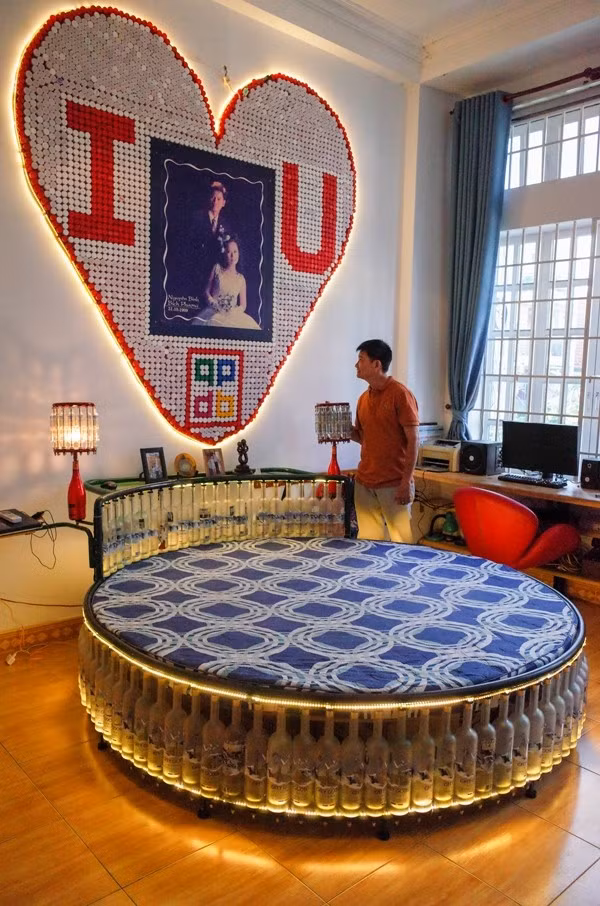 Chiếc giường được chế tác từ 200 vỏ chai thủy tinh nhân dịp kỷ niệm 10 năm ngày cưới. Ảnh: VnExpress