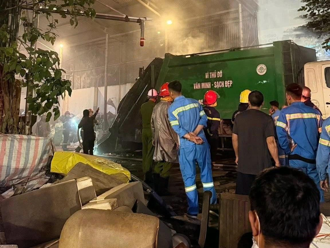 Hiện trường xảy ra tại điểm tập kết rác trên phố Hoàng Cầu (phường Ô Chợ Dừa).