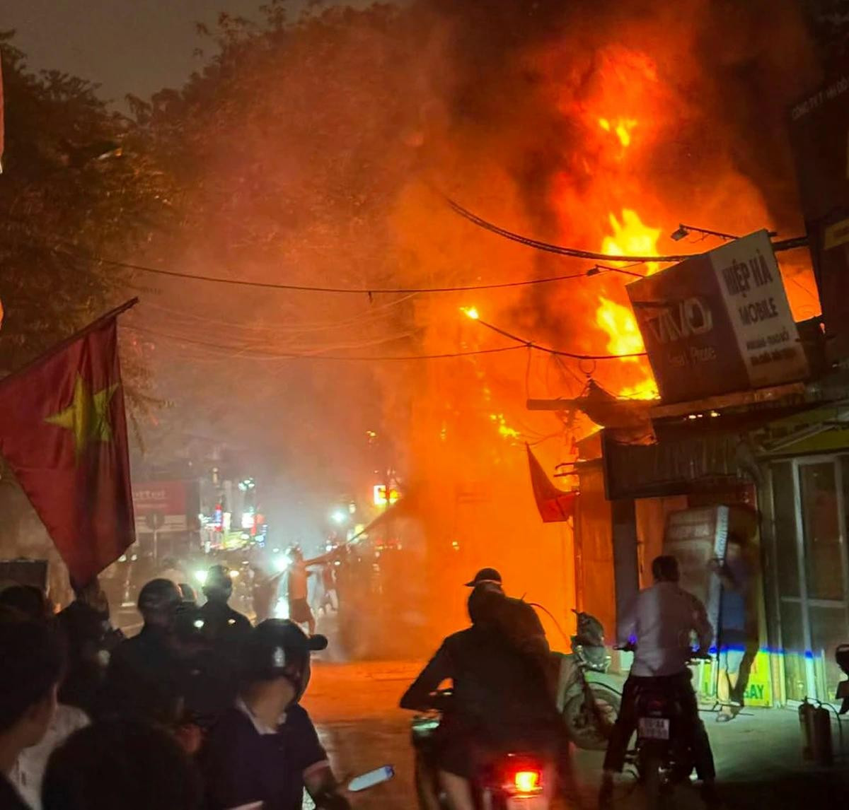 Khói lửa bốc cháy dữ dội tại quán hát tại Định Công Hạ