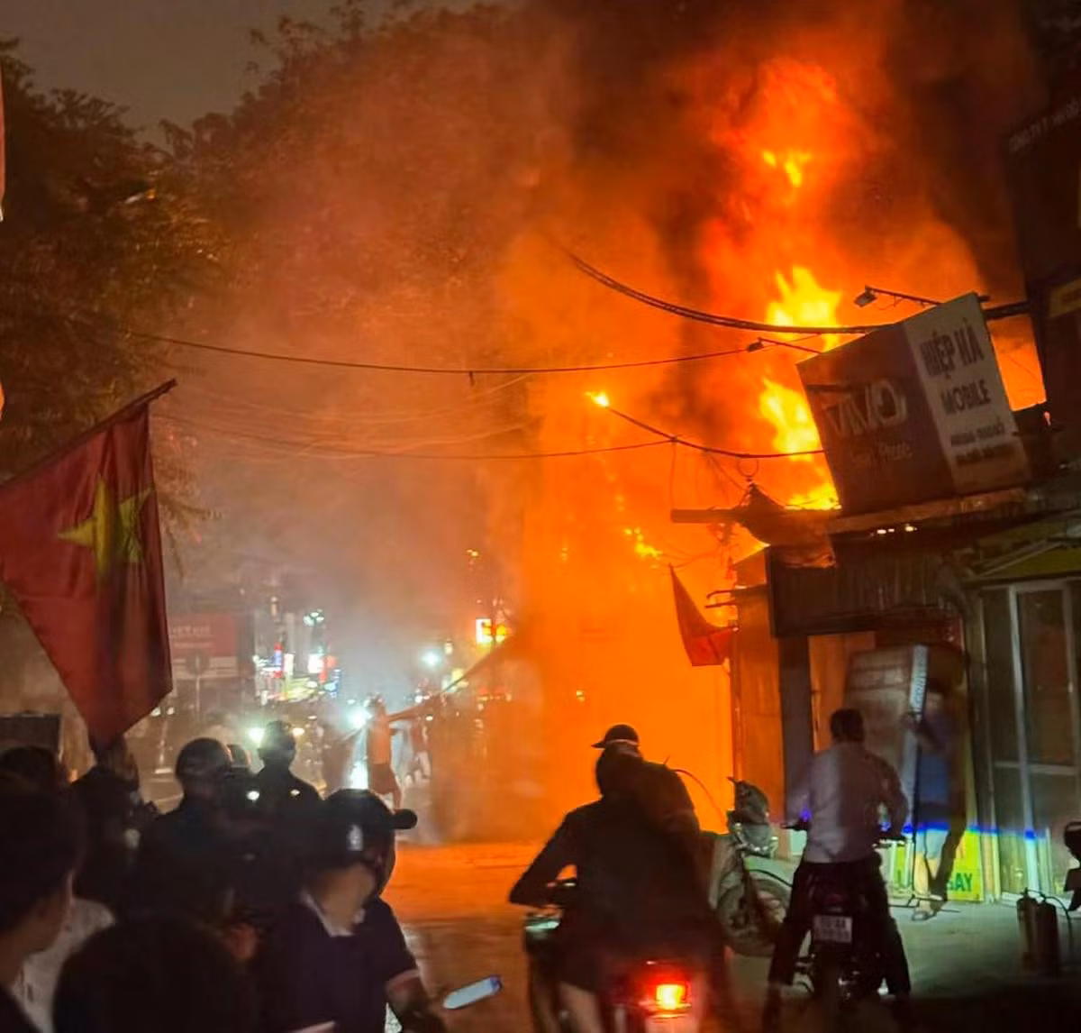 Khói lửa bốc cháy dữ dội tại quán hát tại Định Công Hạ