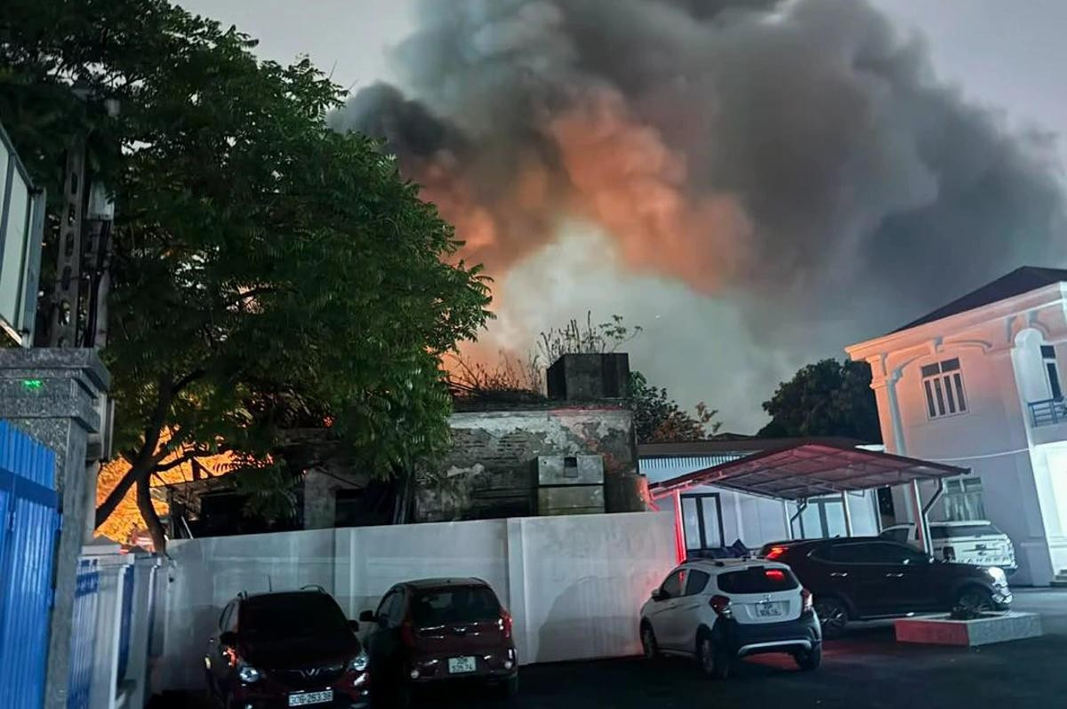 Vụ cháy tại quán hát tạo thành cột khói cao hàng chục mét