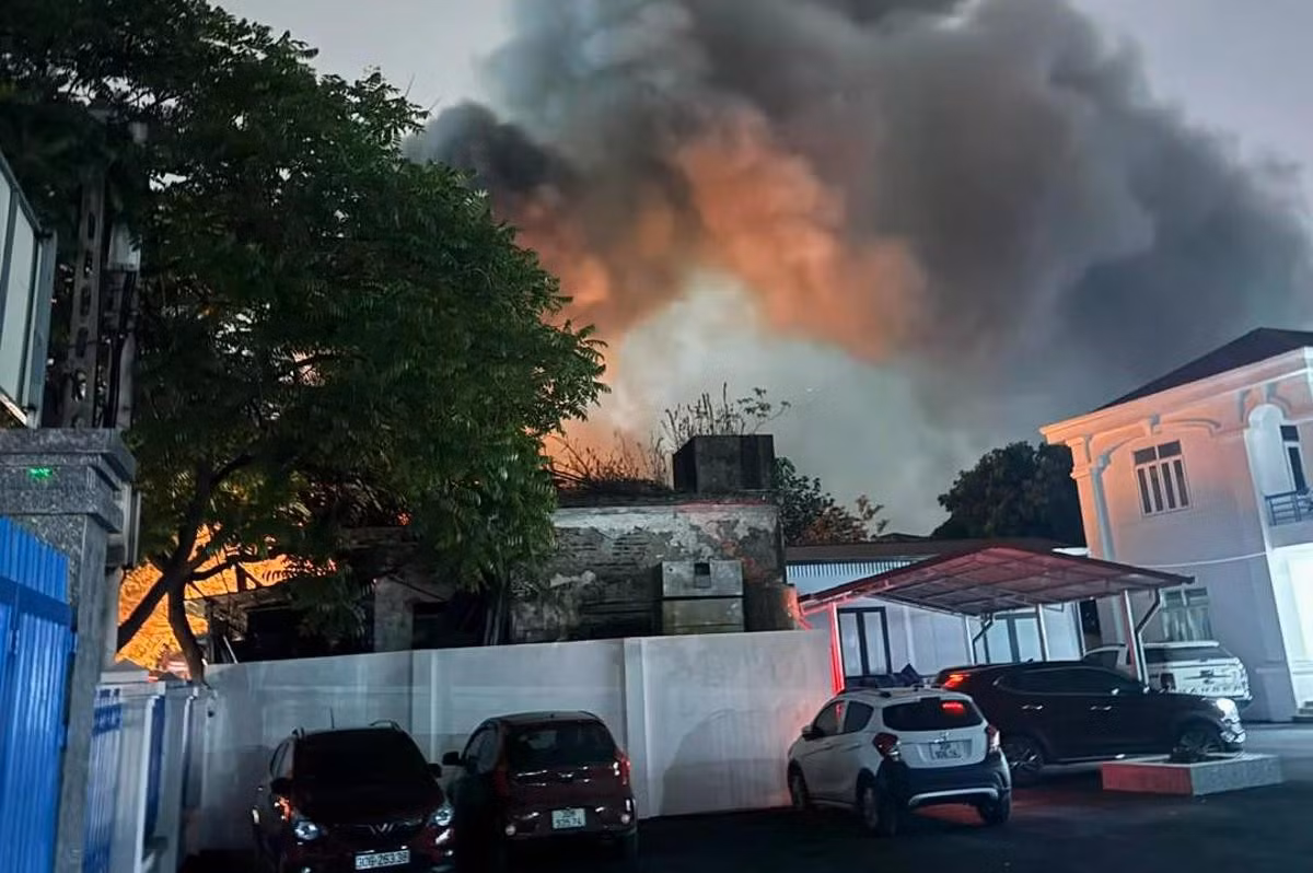 Vụ cháy tại quán hát tạo thành cột khói cao hàng chục mét