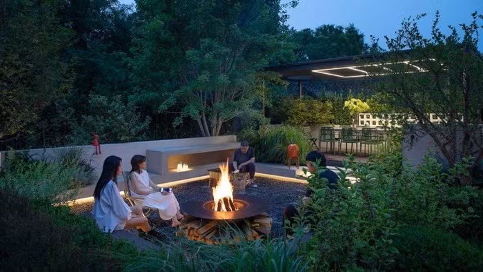 Ngôi nhà nằm giữa khu vườn ngập hoa, được bao bọc bởi những mảng xanh tự nhiên. Ảnh: Sohu